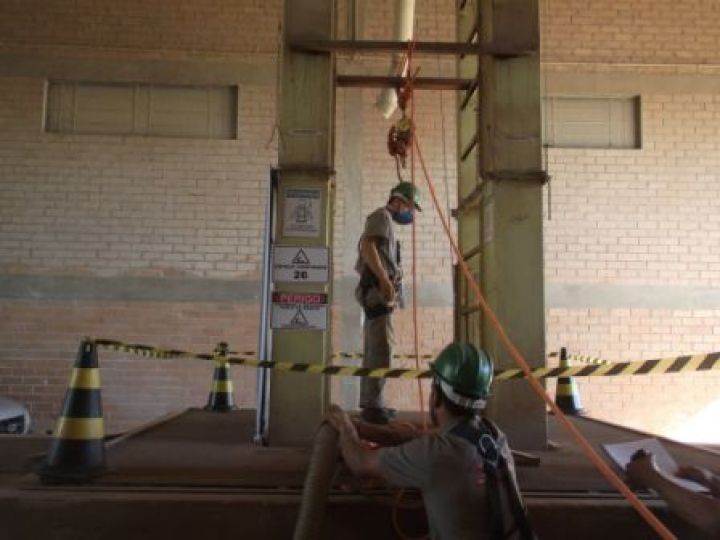 Resgate em espaço confinado / prática - Sgt. Fonseca
