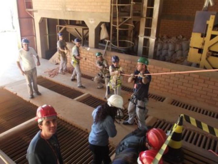 Resgate em espaço confinado / prática - Sgt. Fonseca