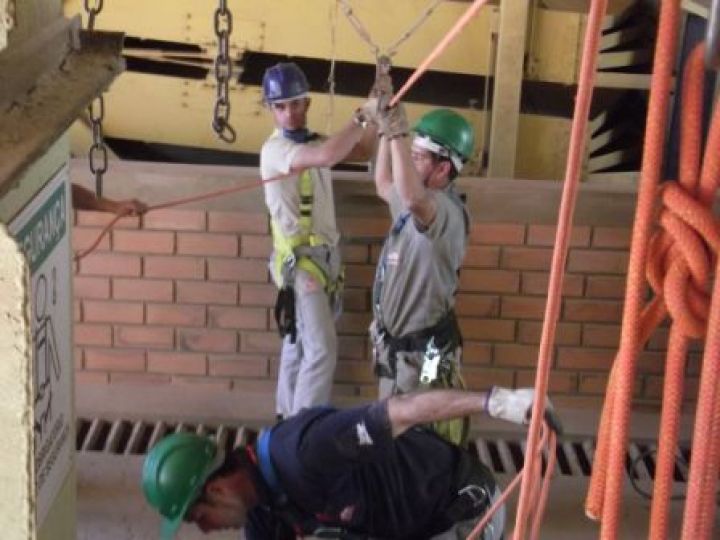 Resgate em espaço confinado / prática - Sgt. Fonseca