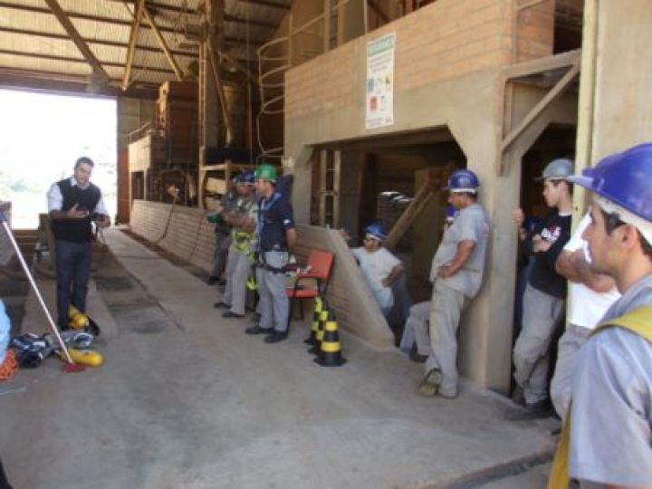 Resgate em espaço confinado / prática - Sgt. Fonseca