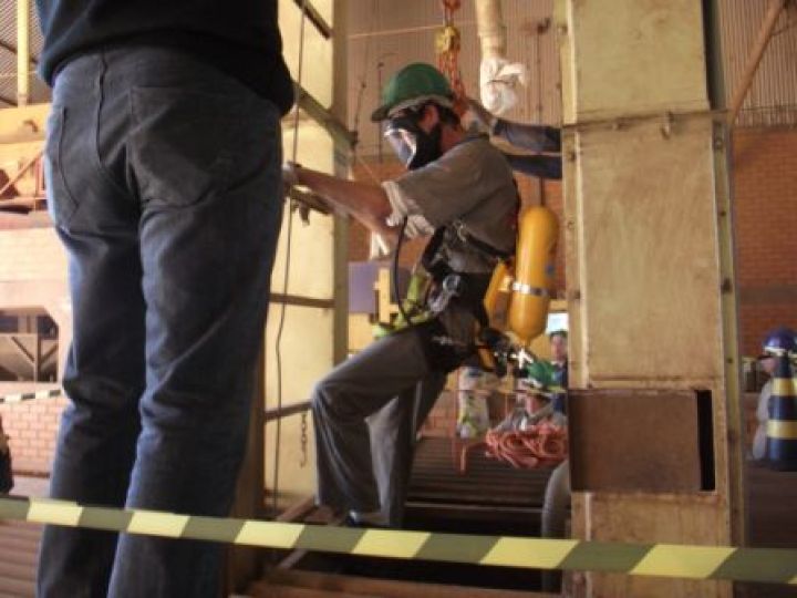 Resgate em espaço confinado / prática - Sgt. Fonseca