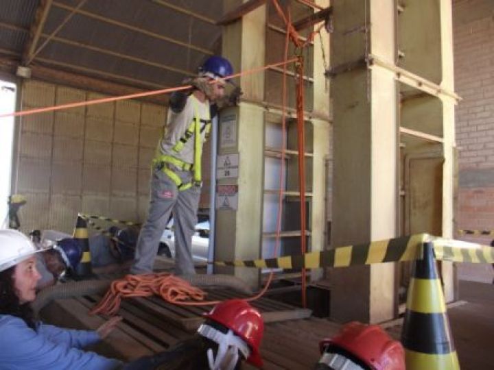Resgate em espaço confinado / prática - Sgt. Fonseca